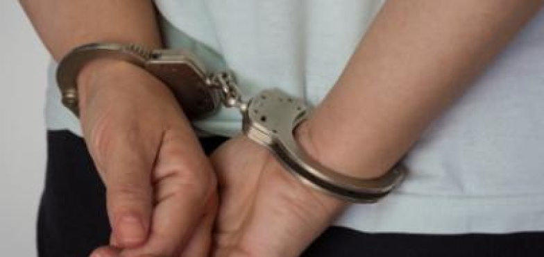 Gdy przyjechała policja nadal był w środku. „Potrzebował alkoholu i papierosów”