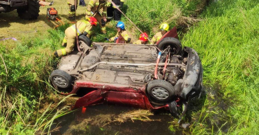 Auto dachowało w rowie. 66-letni kierowca przewieziony do szpitala