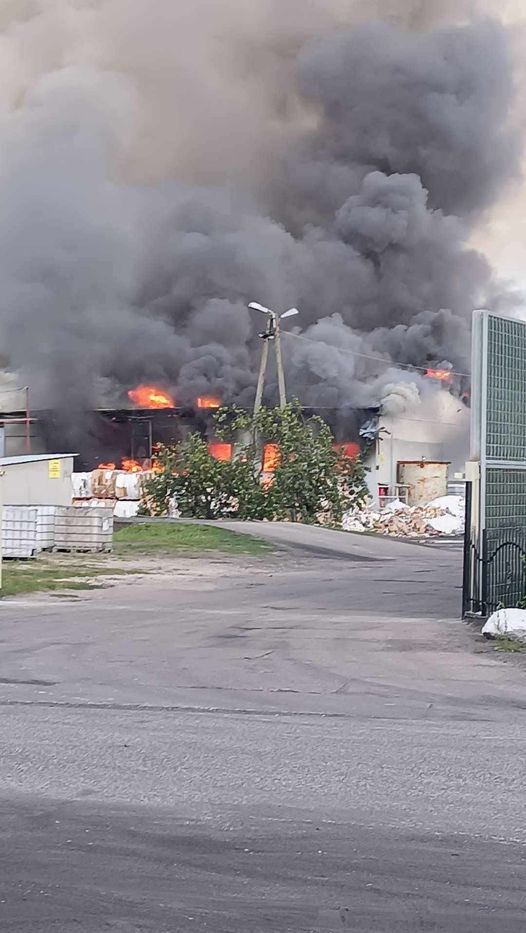 Płonie makulatura w zakładzie papierniczym. Wielki pożar w Zaryniu