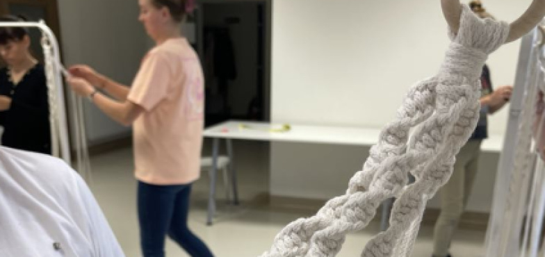 Poznawali tajniki makramy, starożytnej sztuki pochodzącej z Babilonu