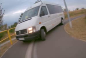 Kierowca busa za jazdę po ścieżce rowerowej słono zapłacił