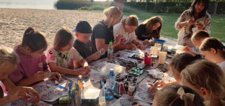 Drogocenny kamyczek. Ma wywołać uśmiech na twarzy znalazcy
