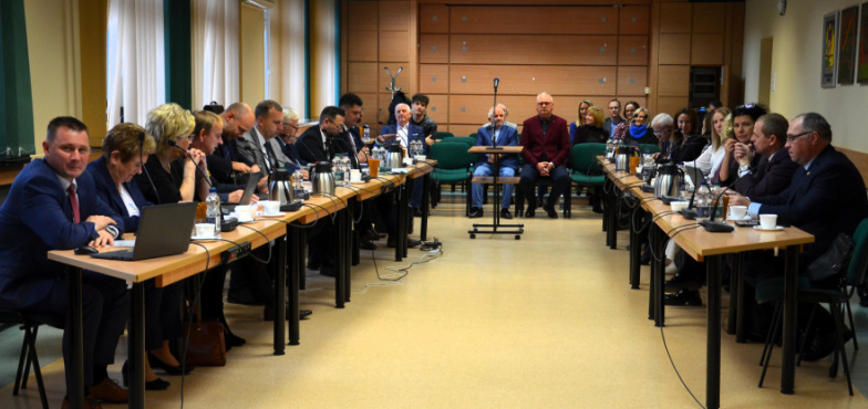 Budżet powiatu na 2025 rok przyjęty. „Na nowy most czekały pokolenia”