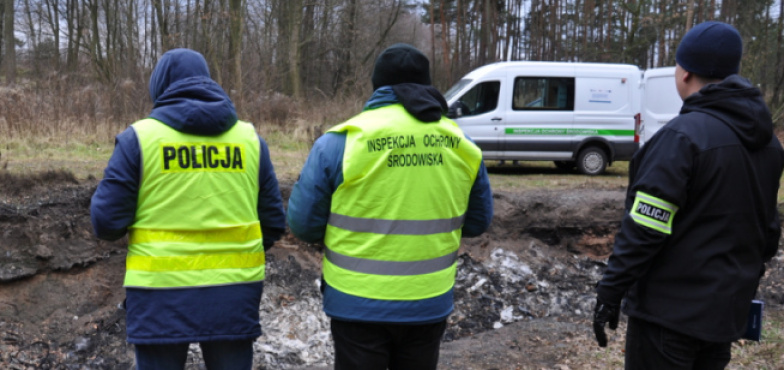 Spalali części aut, a resztki zakopywali na działce