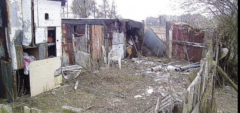 Rozpalali ognisko, grillowali w budynku. Jeden wielki bałagan