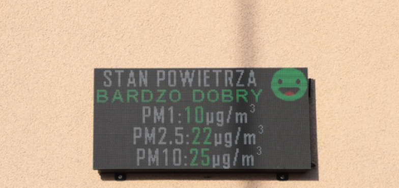 Czujnik jakości powietrza na budynku urzędu