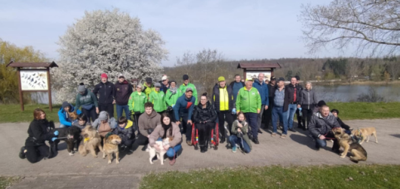 Z mapą, workami i psiakami! Znów sprzątali hałdy nad jeziorkiem 