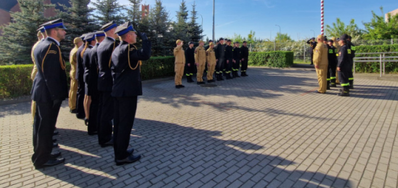 Konińscy strażacy uczcili Dzień Flagi