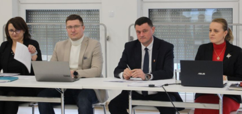 O rekrutacji, organizacji pracy i finansach