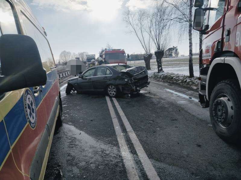 Jedna osoba ranna. Zderzenie dwóch samochodów