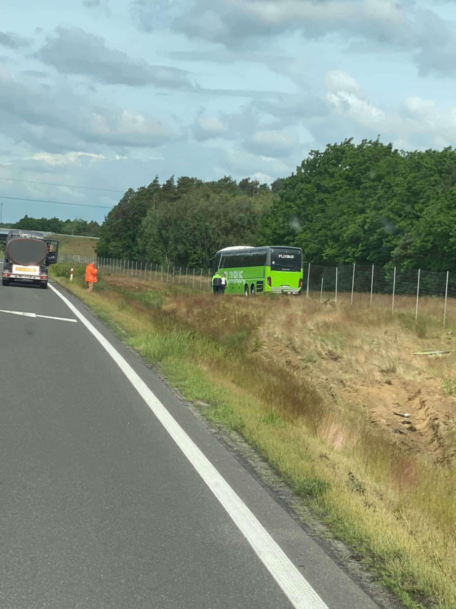 Autobus wypadł z autostrady i przejechał przez rów