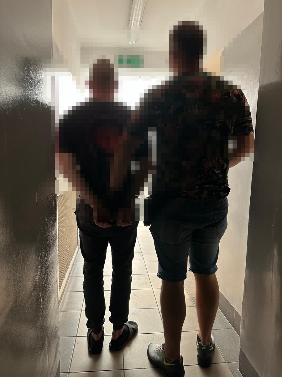 Wtargnął do domu z przedmiotem przypominającym broń. Recydywista działał pod osłoną nocy