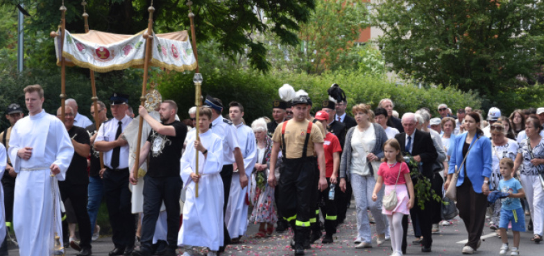 Wierni przeszli w procesji do czterech ołtarzy. Boże Ciało w Koninie