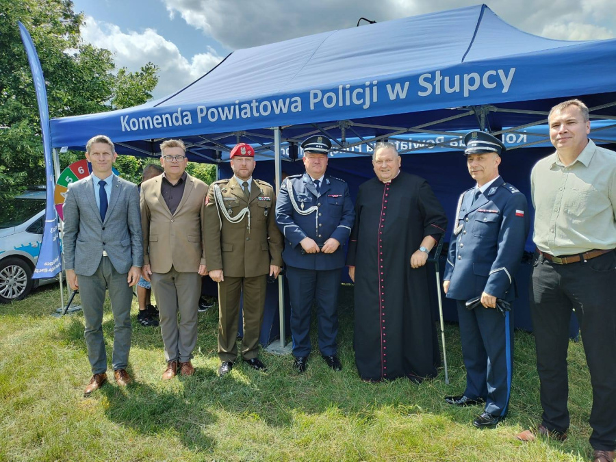 „Bóg – Honor – Ojczyzna”. Policjanci na festynie w parafii