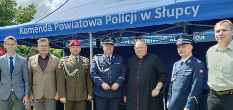 „Bóg – Honor – Ojczyzna”. Policjanci na festynie w parafii