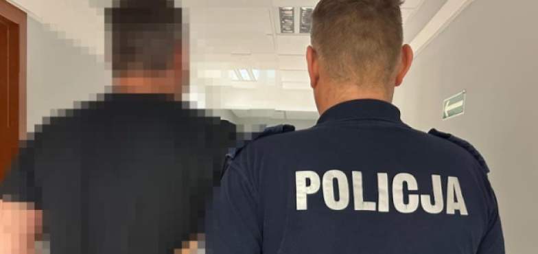 Kompletnie pijany z zakazem uderzył w skrzynkę elektryczną i ogrodzenie