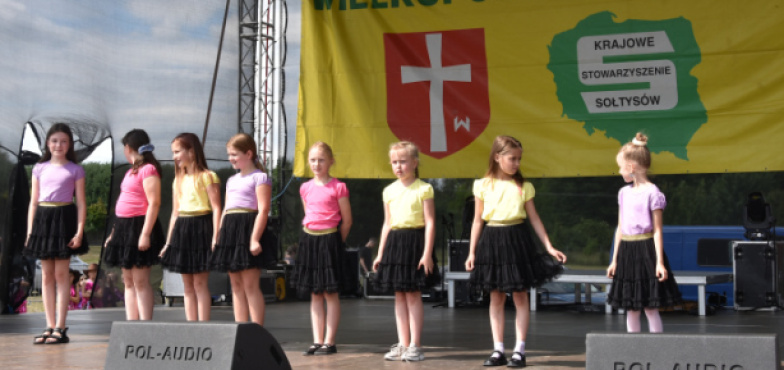 Na scenie błyszczą najmłodsi. Wystartował XXV Wielkopolski Piknik Sołtysów