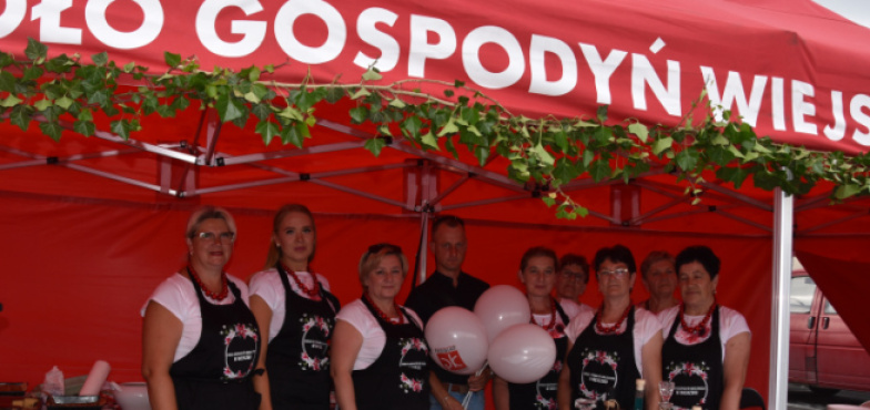 Gospodynie wiejskie zawsze niezawodne. Mniam na placu targowym w Sompolnie