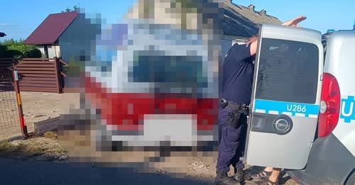 Policyjny pościg za pijanym kierowcą. Jazdę zakończył na ogrodzeniu