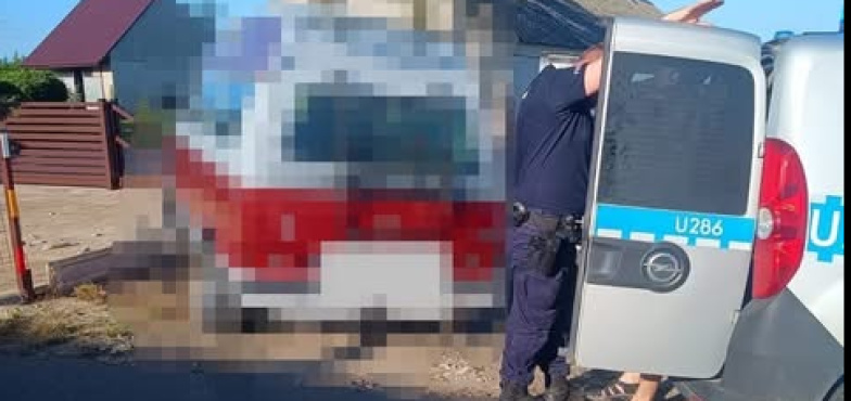 Policyjny pościg za pijanym kierowcą. Jazdę zakończył na ogrodzeniu