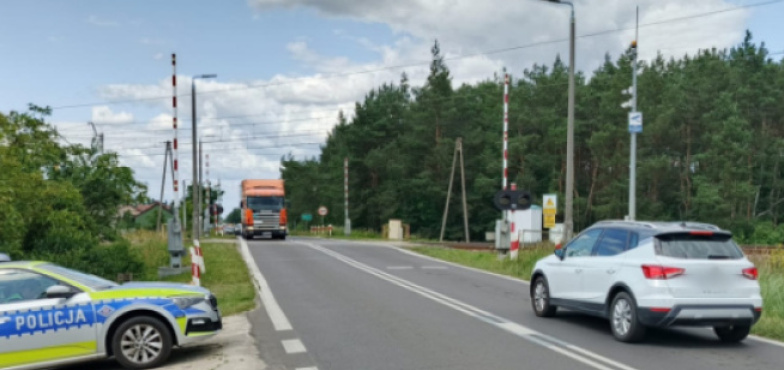 Uwaga kierowcy! Policja apeluje o zachowanie ostrożności na przejeździe kolejowym w Borkach