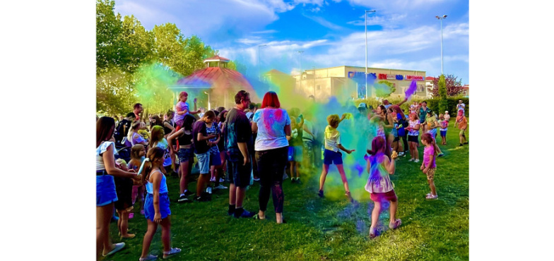 Festiwal Radości w Galerii nad Jeziorem – dinozaury, dmuchańce i proszki holi