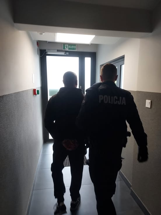 W nocy zaatakował dwie osoby. Broń gazową przykładał do twarzy 
