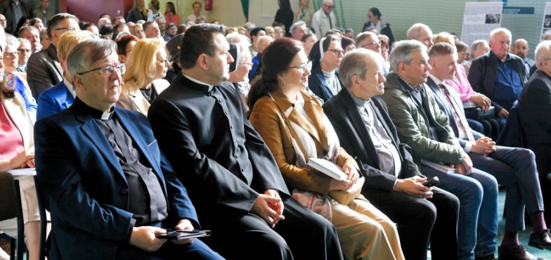 Ponad 300 osób w hali sportowej. Konferencja ku czci arcybiskupa Dąbrowskiego