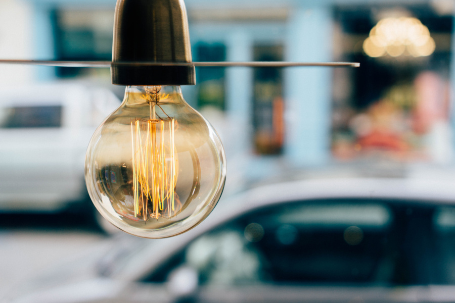 Jak skorzystać z hurtowych cen energii elektrycznej dla firm?