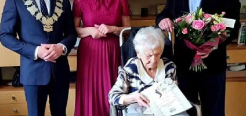 Z życzeniami i kwiatami u zacnej jubilatki. Pani Felicja skończyła 101 lat 