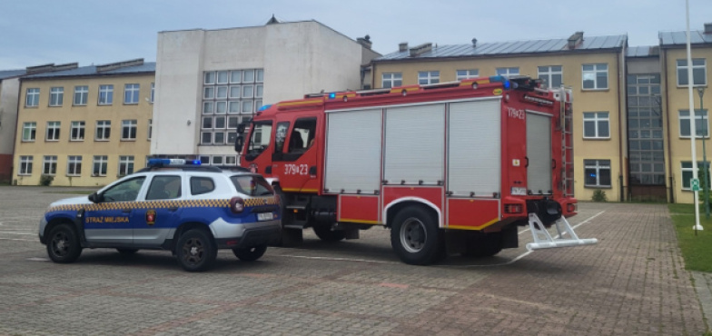 Ewakuacja w „Dziewiątce”. Na szczęście to tylko ćwiczenia