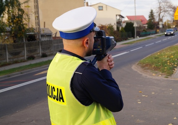 Pędzą i siadają za kółko z promilami