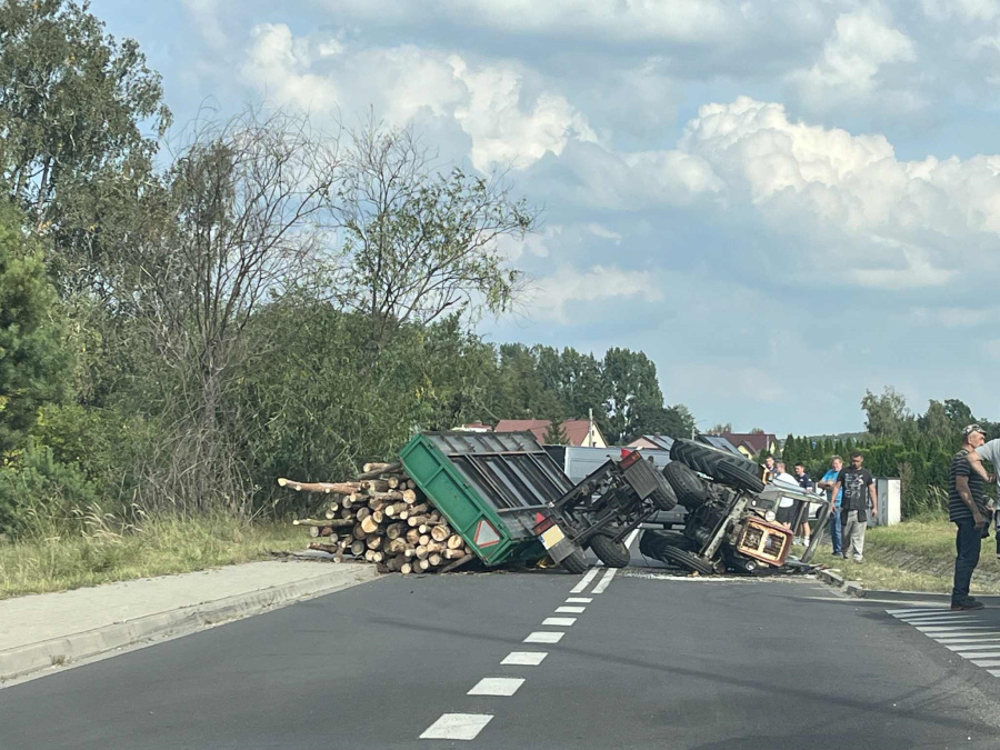 Przewrócił się ciągnik z drewnem