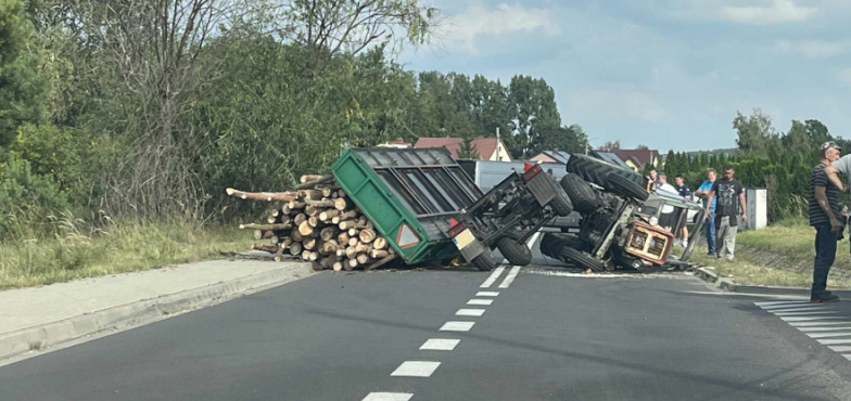Przewrócił się ciągnik z drewnem