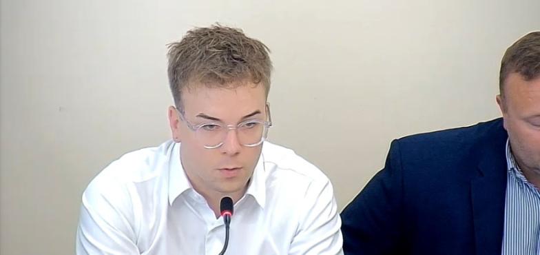 Piotr Czerniejewski został odwołany z funkcji wiceprzewodniczącego rady miasta. „Nie rusza mnie jakoś bardzo ta decyzja, bo ja nie jestem w polityce dla stołków"  