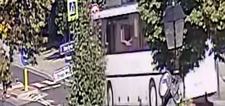 Poszukiwani świadkowie wypadku. Kobieta potrącona na pasach