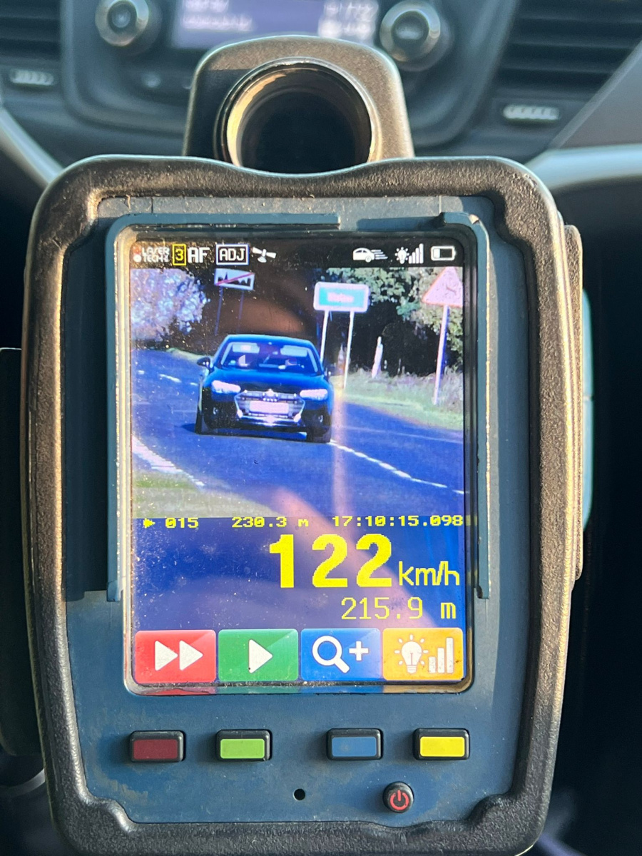 122 km/h w terenie zabudowanym. Mandat i trzy miesiące na piechotę