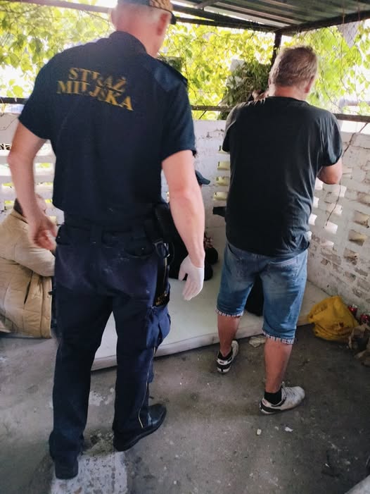 Od noclegowni wolą wiaty śmietnikowe