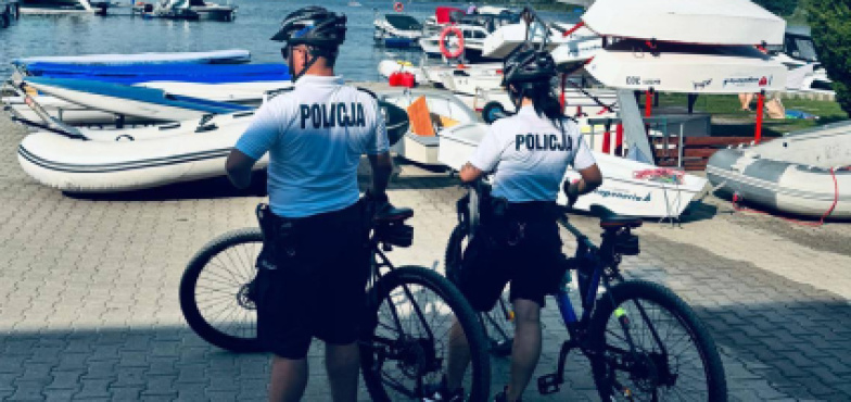 „Uśmiechnijcie się, gdy nas spotkacie”. Policjanci w rowerowych patrolach