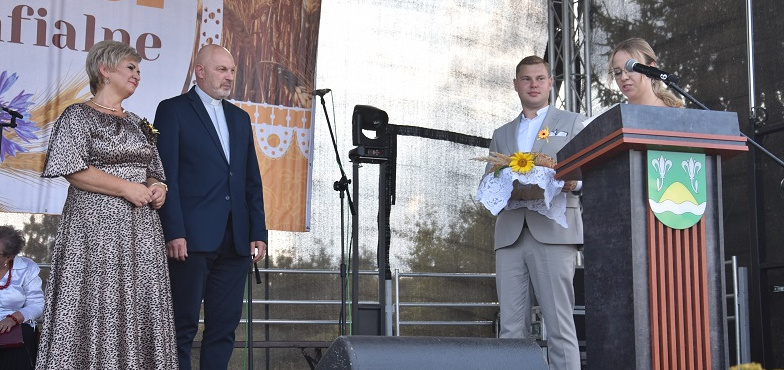 „Cieszymy się, że chleb – symbol życia i dostatku – jest codziennie na naszych stołach”. Dożynki Gminno-Parafialne w gminie Krzymów
