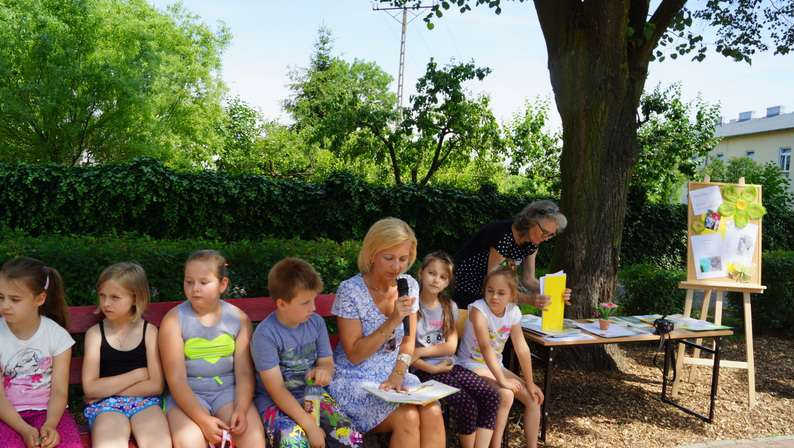 Biblioteka wyszła do czytelnika. Czytali książki pod drzewami