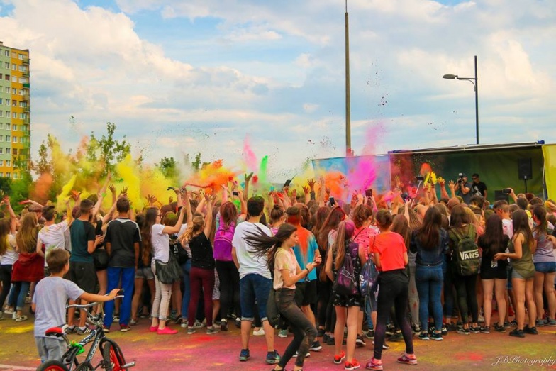 Proszek fruwał w powietrzu. Kolorowy festiwal przy amfiteatrze