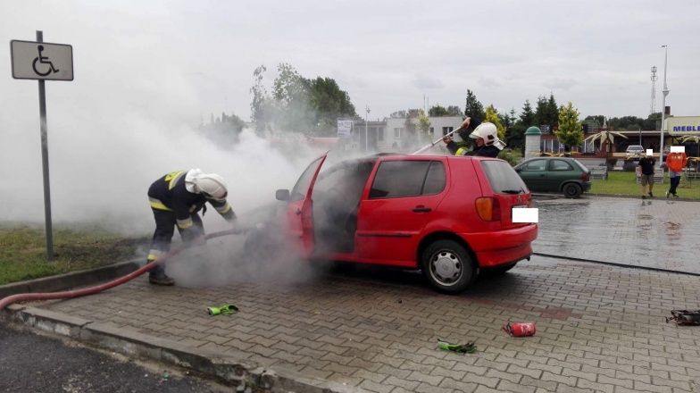 Strażacy gasili pożar samochodu. Ogień w komorze silnika