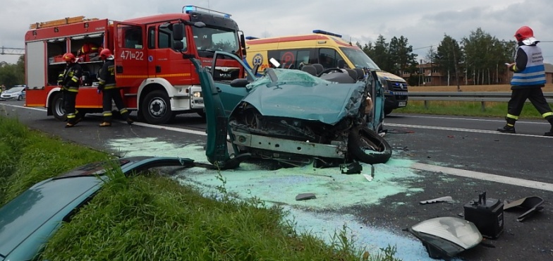 Zderzenie trzech samochodów na DK 92 w Cząstkowie. Strażacy rozcinali dach, by ratować kierowcę forda