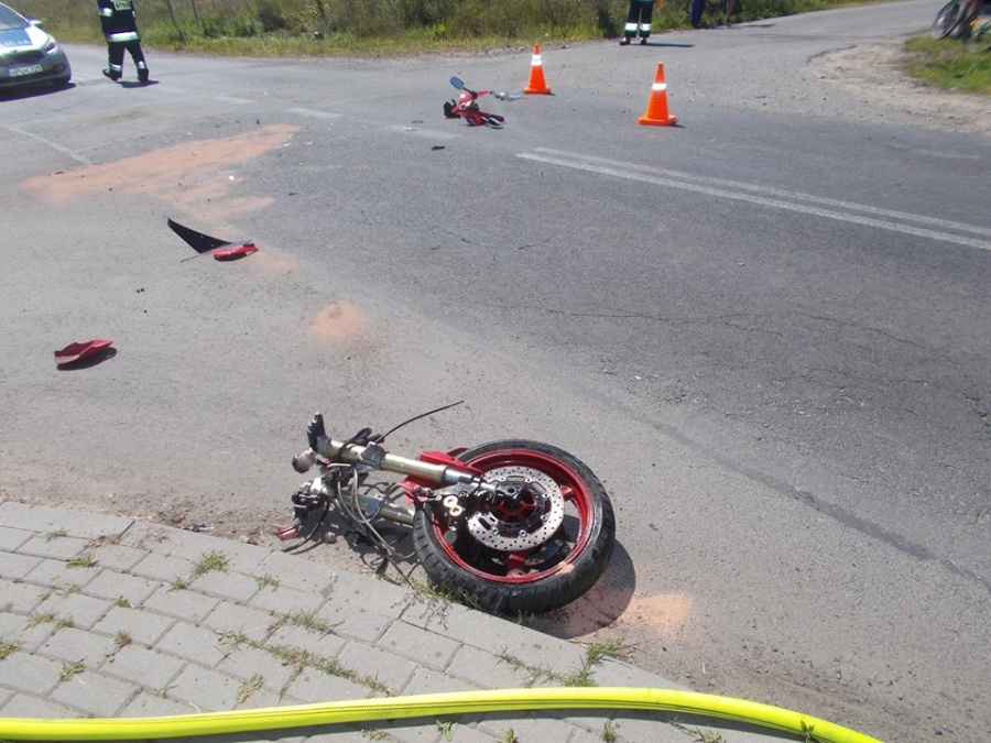 Kombajnem wjechał w motocyklistę. Kierowca jednośladu trafił do szpitala ze złamanymi żebrami 