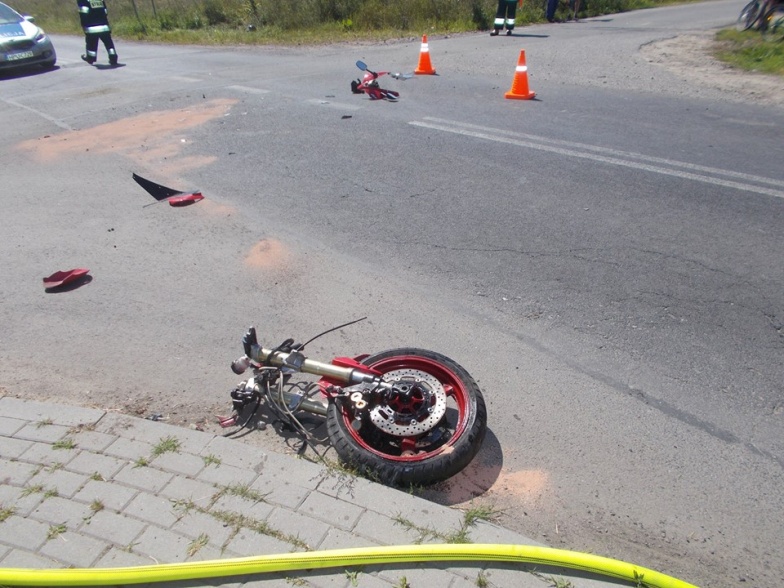 Kombajnem wjechał w motocyklistę. Kierowca jednośladu trafił do szpitala ze złamanymi żebrami 