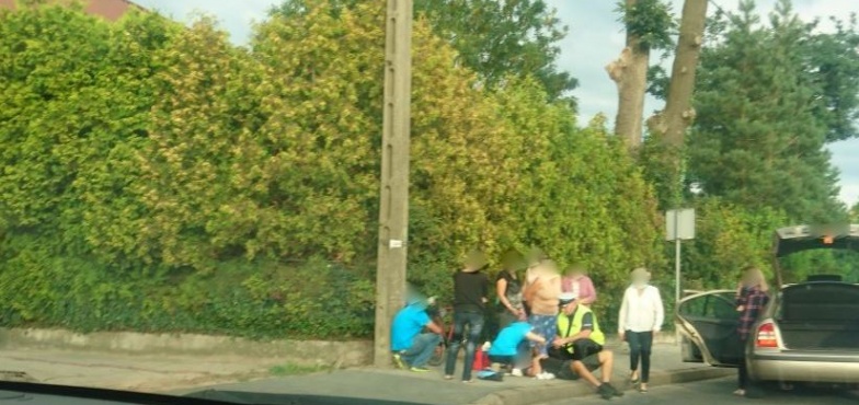 Dostał pięścią w twarz, przewrócił się na chodnik. Kierowcy myśleli, że to wypadek 
