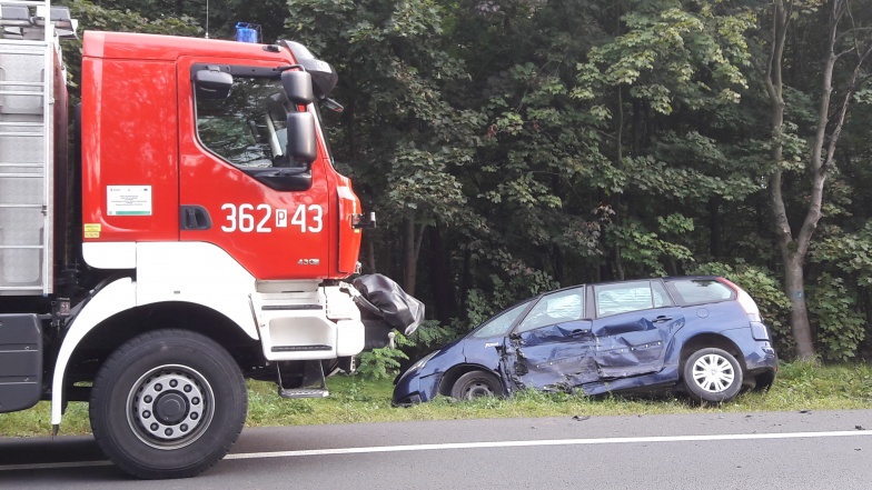 Trzy osoby, w tym dwoje dzieci, trafiły do szpitala. Wypadek na drodze między Kawnicami a Goliną 