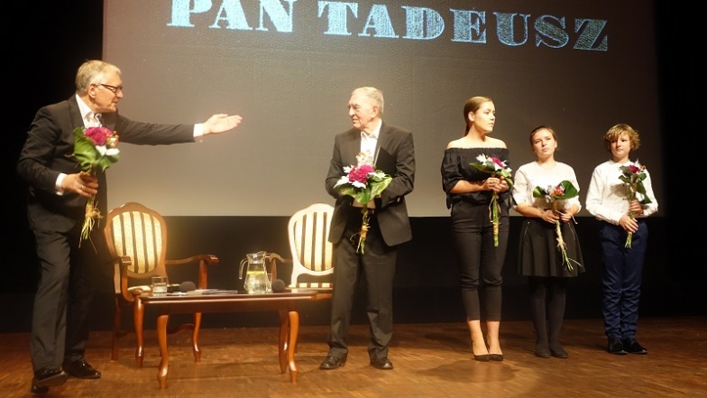 „Przed chwilą otrzymałem telefon od Adama Mickiewicza”. Czytali „Pana Tadeusza” (FILM)