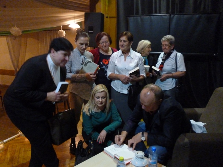 Seniorzy dostali studenckie legitymacje. Inauguracja ze znanym pisarzem